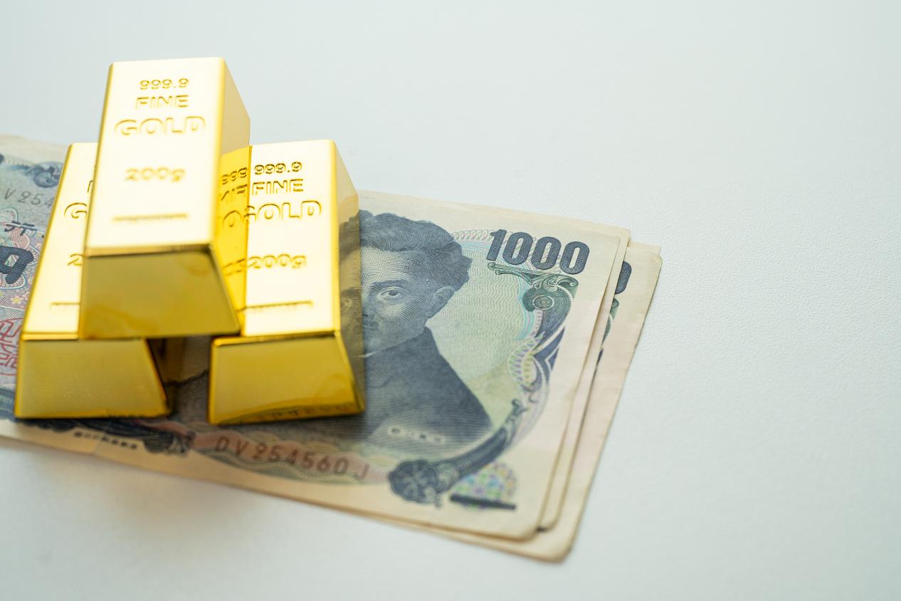 带有金条的日元钞票