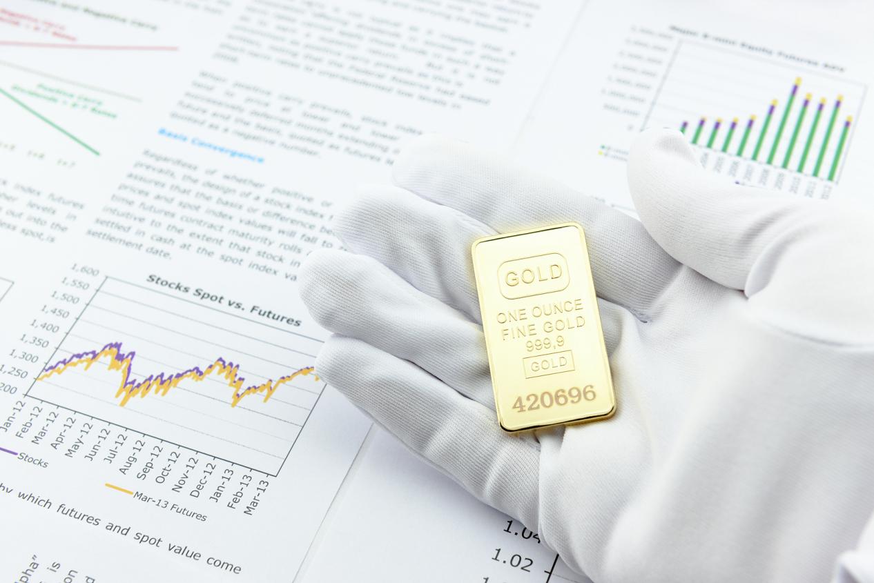 Man with a white handy glove and a gold bar