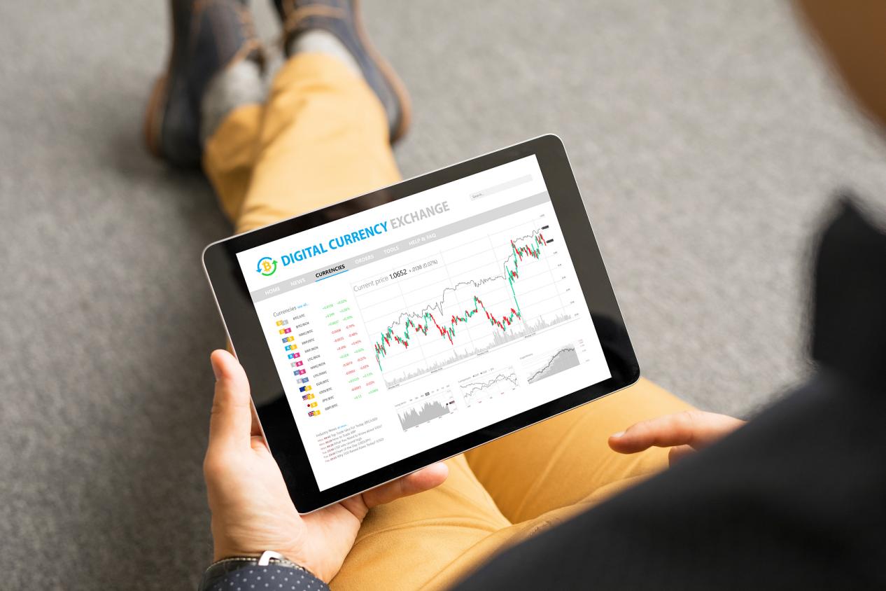 Man trading with digital currencies online