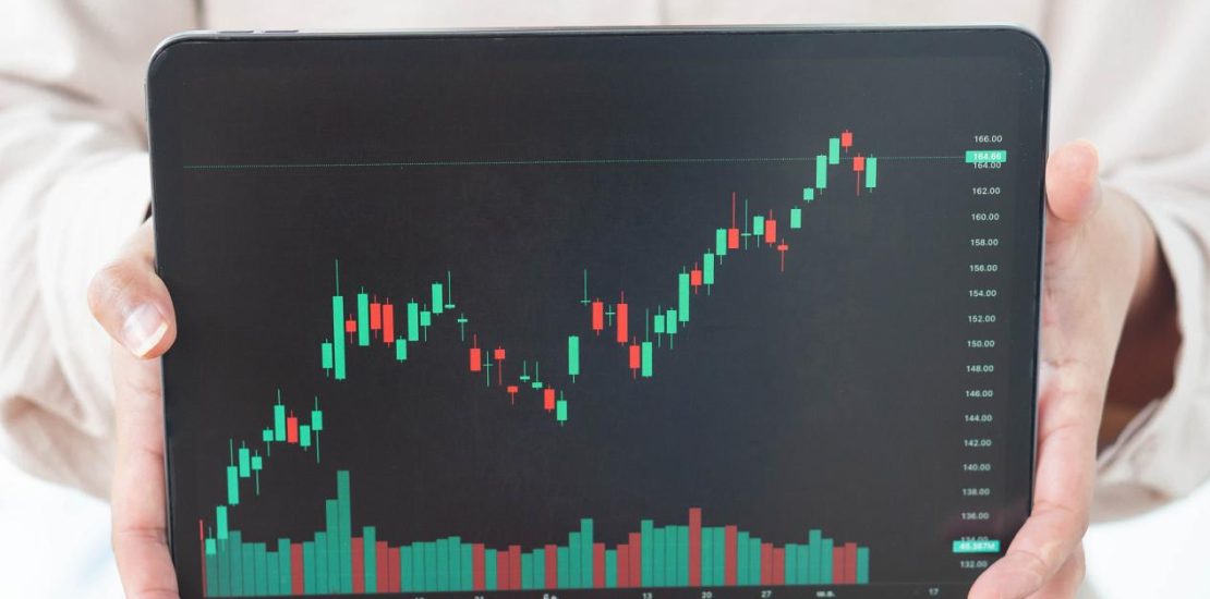 商业女性手拿数字平板电脑与图表二元期权交易平台，搜索重点