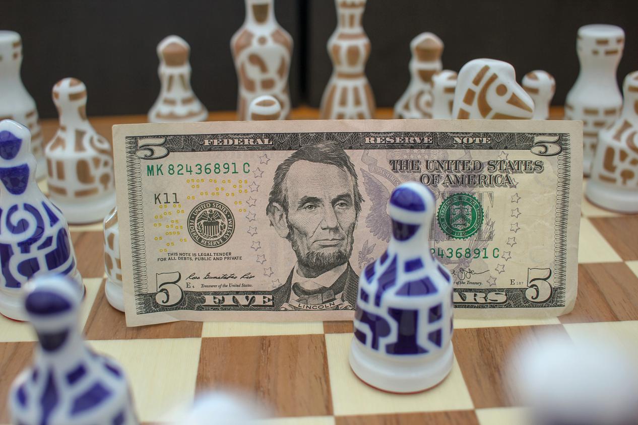 棋盘上的五美元钞票