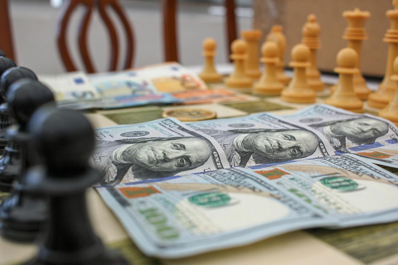 棋盘上的美元和欧元钞票